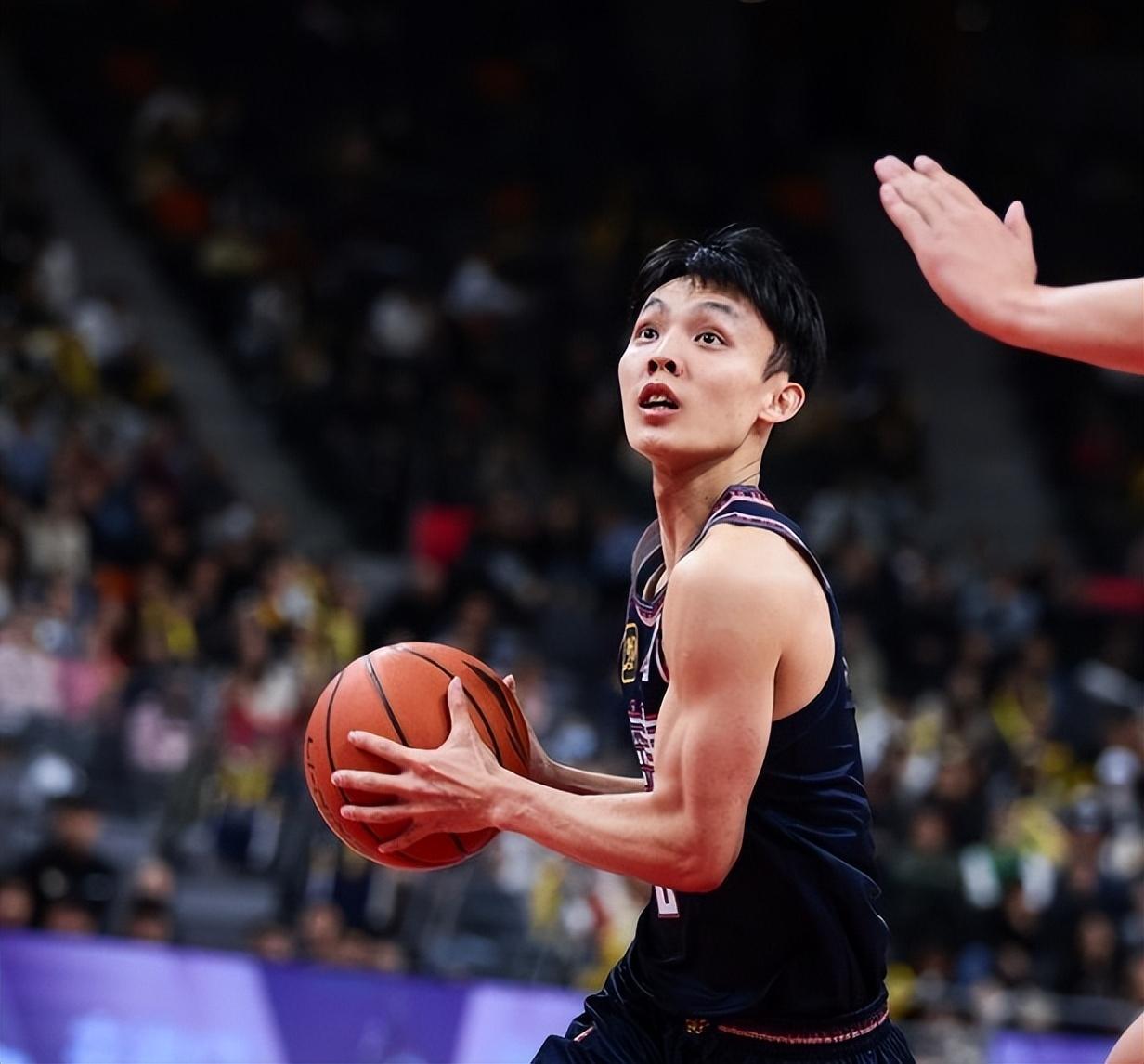 关于今晨广厦男篮调整名单以备荷甲，伤情更新环节打磨，赛场秩序良好，数据趋势出现新变化的信息